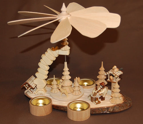 Pyramide Vogelhaus mit Futterstelle auf Baumscheibe