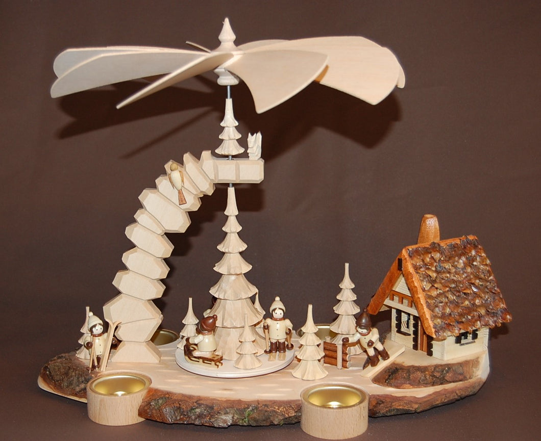 Felsenpyramide mit Winterkinder und Räucherhaus auf Baumscheibe