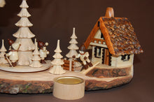 Laden Sie das Bild in den Galerie-Viewer, Felsenpyramide mit Winterkinder und Räucherhaus auf Baumscheibe