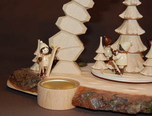Felsenpyramide mit Winterkinder und Räucherhaus auf Baumscheibe