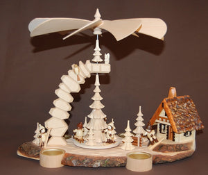 Felsenpyramide mit Winterkinder und Räucherhaus auf Baumscheibe