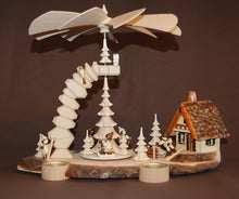Laden Sie das Bild in den Galerie-Viewer, Felsenpyramide mit Winterkinder und Räucherhaus auf Baumscheibe