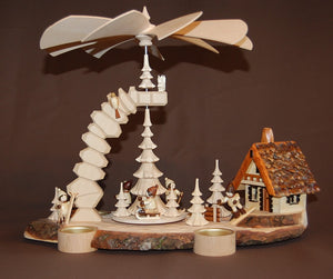 Felsenpyramide mit Winterkinder und Räucherhaus auf Baumscheibe