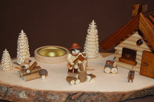 Räucherhaus mit Holzhacker auf ovaler Holzscheibe