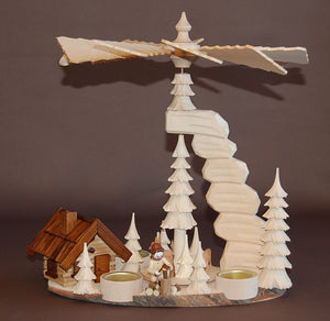 Felsenpyramide mit Holzhacker und Räucherhaus auf Baumscheibe