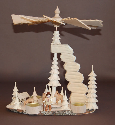Felsenpyramide mit Rehe und Jäger auf Baumscheibe