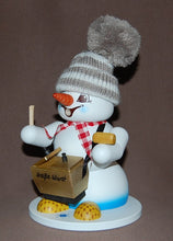 Laden Sie das Bild in den Galerie-Viewer, Räuchermann Schneemann weiß Wurstverkäufer