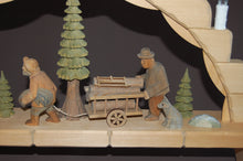 Laden Sie das Bild in den Galerie-Viewer, Schwibbogen Holztransport geschnitzt, 71x44 cm