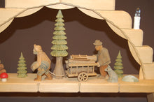 Laden Sie das Bild in den Galerie-Viewer, Schwibbogen Holztransport geschnitzt, 71x44 cm