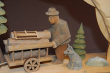 Laden Sie das Bild in den Galerie-Viewer, Schwibbogen Holztransport geschnitzt, 71x44 cm