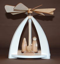 Laden Sie das Bild in den Galerie-Viewer, moderne Pyramide mit Krippenfiguren weiß