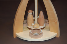 Laden Sie das Bild in den Galerie-Viewer, moderne Pyramide mit Krippenfiguren natur
