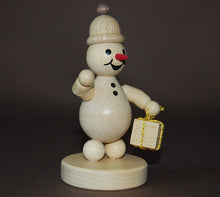 Laden Sie das Bild in den Galerie-Viewer, Wagner Schneemann Junior mit Geschenk