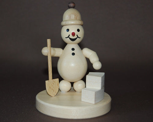 Wagner Schneemann Junior mit Schaufel beim Iglubau