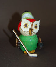 Laden Sie das Bild in den Galerie-Viewer, Mini-Eule Eishockey