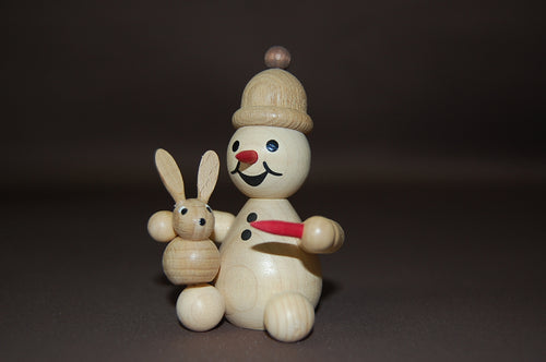 Wagner Schneemann Junior sitzend Hase füttern