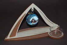 Laden Sie das Bild in den Galerie-Viewer, Teelichthalter NEW LINE braun mit handbemalter Kugel Silbermond