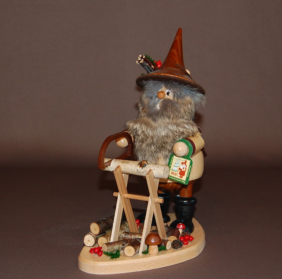 Waldwichtel Räuchermännchen mit Sägebock