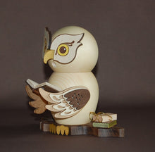 Laden Sie das Bild in den Galerie-Viewer, Räuchermännchen Eule mit Büchern