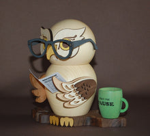 Laden Sie das Bild in den Galerie-Viewer, Räuchermännchen Eule mit Brille