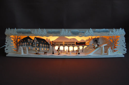 LED- Panorama Schwibbogenerhöhung Winterland Erzgebirge verschneit