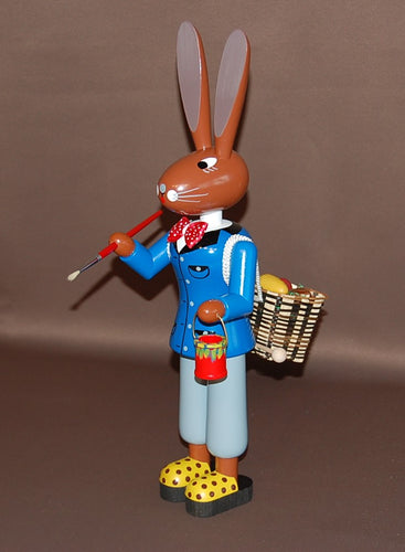 Osterhasenmann mit Farbeimer und Pinsel
