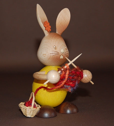 Hase Stupsi mit Strickzeug