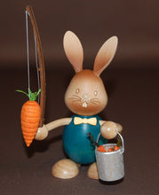 Laden Sie das Bild in den Galerie-Viewer, Hase Stupsi Möhrenangler
