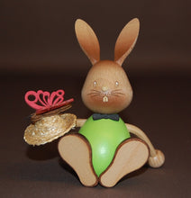 Laden Sie das Bild in den Galerie-Viewer, Hase Stupsi mit Schmetterling