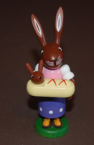 Osterhäsin mit Baby