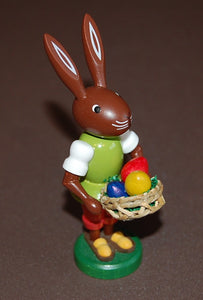 Osterhase mit Eierkorb