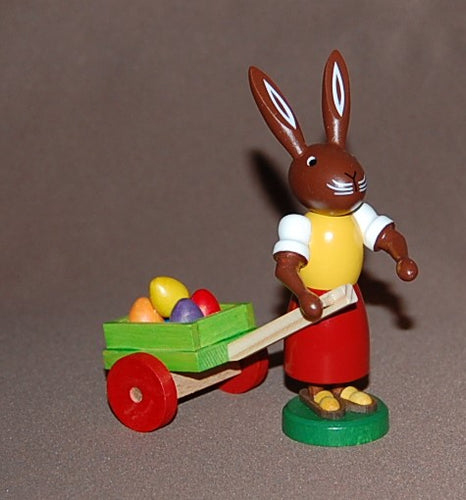 Osterhäsin mit Eierkarre
