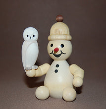 Laden Sie das Bild in den Galerie-Viewer, Wagner Schneemann Junior mit Schneeeule sitzend