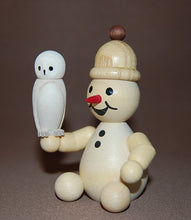 Laden Sie das Bild in den Galerie-Viewer, Wagner Schneemann Junior mit Schneeeule sitzend