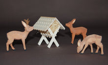 Laden Sie das Bild in den Galerie-Viewer, Rehe mit Futtergrippe , stehend