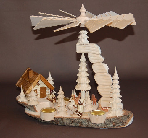 Felsenpyramide mit Winterkinder und Räucherhaus auf Baumscheibe