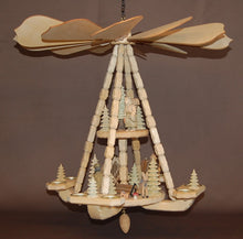 Laden Sie das Bild in den Galerie-Viewer, geschnitzte Deckenpyramide Waldleute, mittelgroß