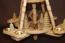 Laden Sie das Bild in den Galerie-Viewer, geschnitzte Deckenpyramide Waldleute, mittelgroß