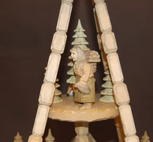Laden Sie das Bild in den Galerie-Viewer, geschnitzte Deckenpyramide Waldleute, mittelgroß