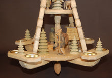 Laden Sie das Bild in den Galerie-Viewer, geschnitzte Deckenpyramide Waldleute, mittelgroß