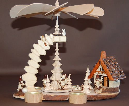 Felsenpyramide mit Winterkinder und Räucherhaus auf Baumscheibe mit Stufe