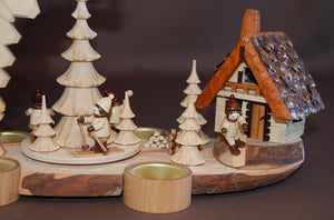 Felsenpyramide mit Winterkinder und Räucherhaus auf Baumscheibe mit Stufe