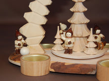 Laden Sie das Bild in den Galerie-Viewer, Felsenpyramide mit Winterkinder und Räucherhaus auf Baumscheibe mit Stufe