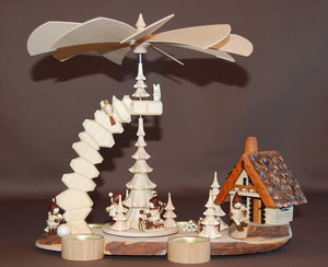 Felsenpyramide mit Winterkinder und Räucherhaus auf Baumscheibe mit Stufe
