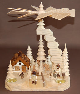 Felsenpyramide mit Holzhacker, Holzsammler und Räucherhaus auf flacher Platte