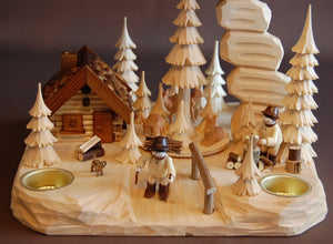 Felsenpyramide mit Holzhacker, Holzsammler und Räucherhaus auf flacher Platte