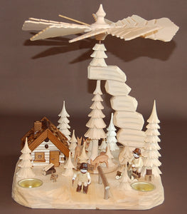 Felsenpyramide mit Holzhacker, Holzsammler und Räucherhaus auf flacher Platte